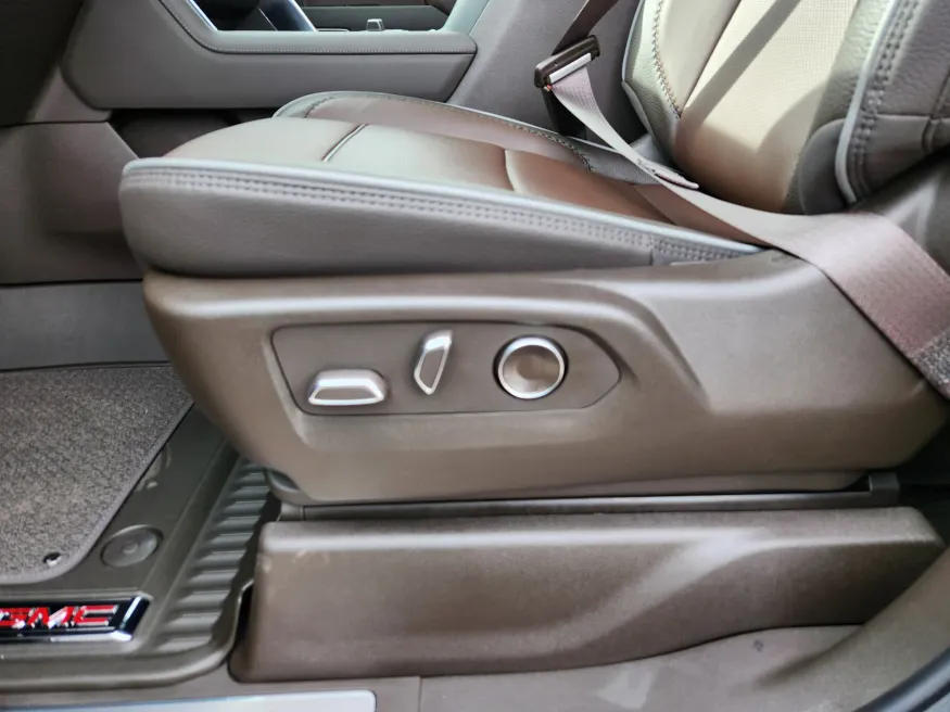 2026 GMC Sierra 3500HD Denali | Photo 10 of 32