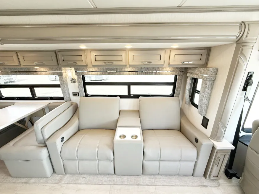 2026 Newmar Ventana 4369 | Photo 8 of 31