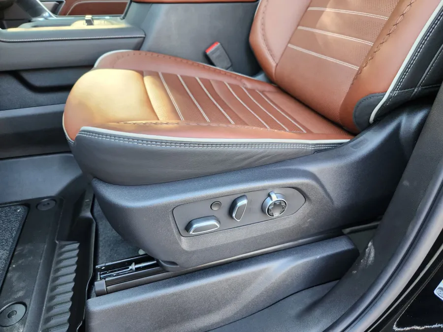 2025 GMC Sierra 2500HD Denali Ultimate | Photo 9 of 30