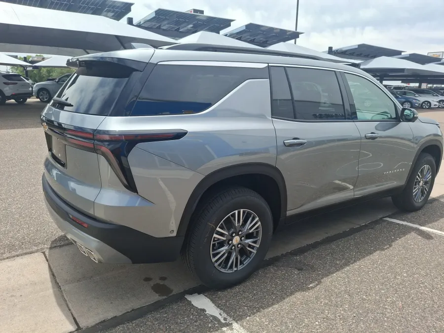 2026 Chevrolet Traverse AWD LT | Photo 4 of 22