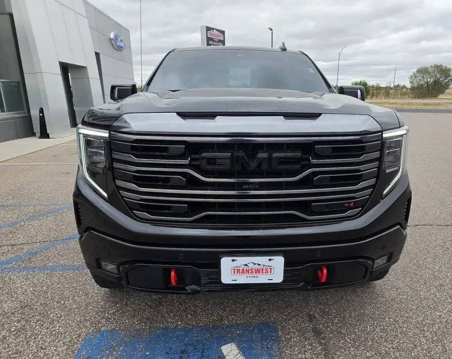 2024 GMC Sierra 1500 | Photo 3 of 32