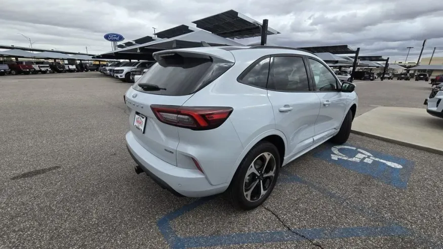 2026 Ford Escape Hybrid | Photo 5 of 32