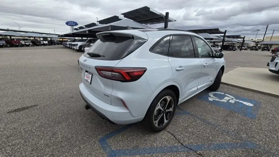 2026 Ford Escape Hybrid | Photo 5 of 32