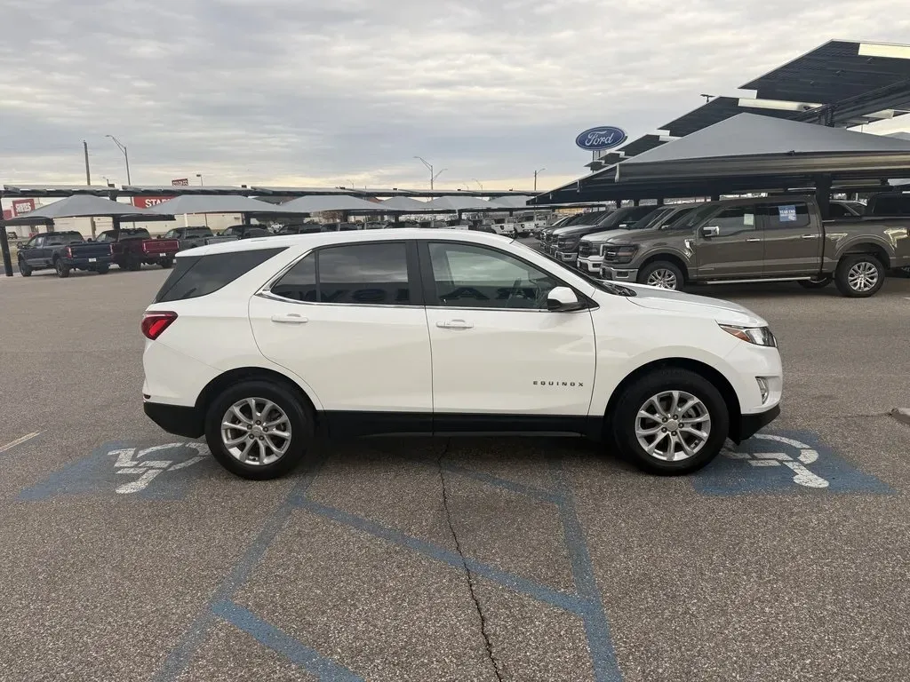 2021 Chevrolet Equinox | Photo 4 of 28