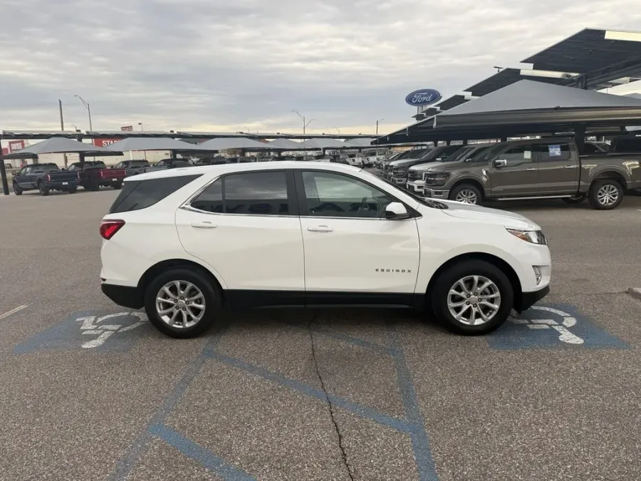 2021 Chevrolet Equinox | Photo 4 of 28