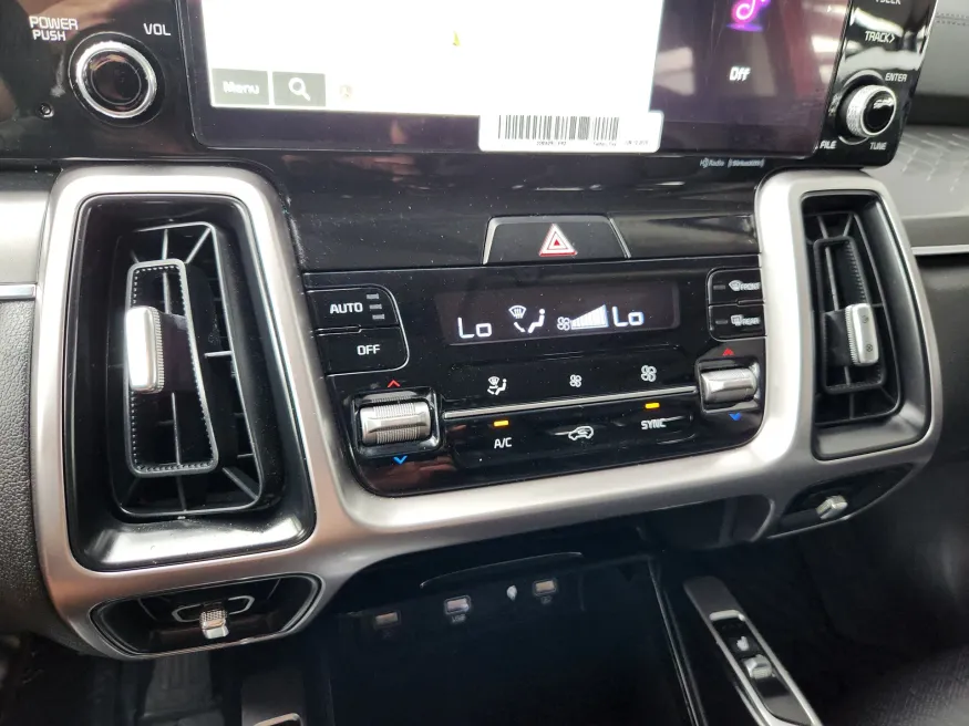 2023 Kia Sorento S | Photo 24 of 28