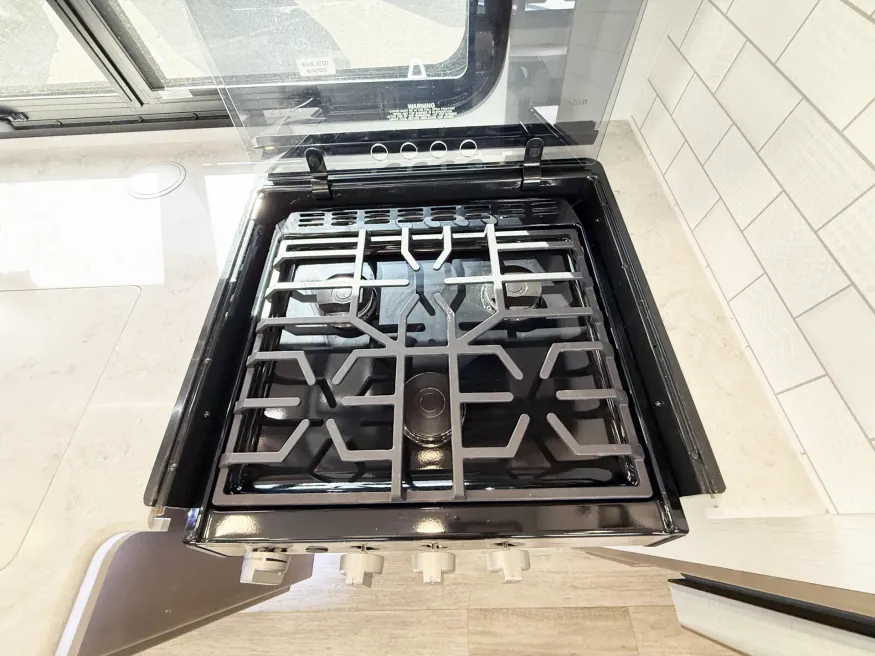 2025 Dynamax Isata 30FW | Photo 10 of 25