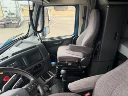 2022 Volvo VNL | Thumbnail Photo 10 of 11