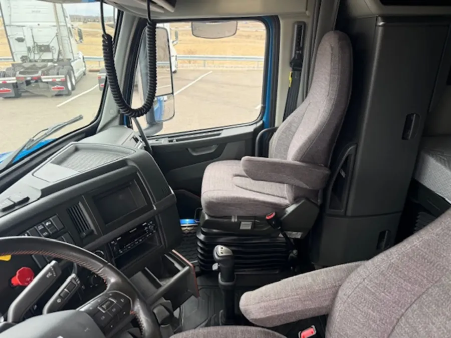 2022 Volvo VNL | Photo 10 of 11
