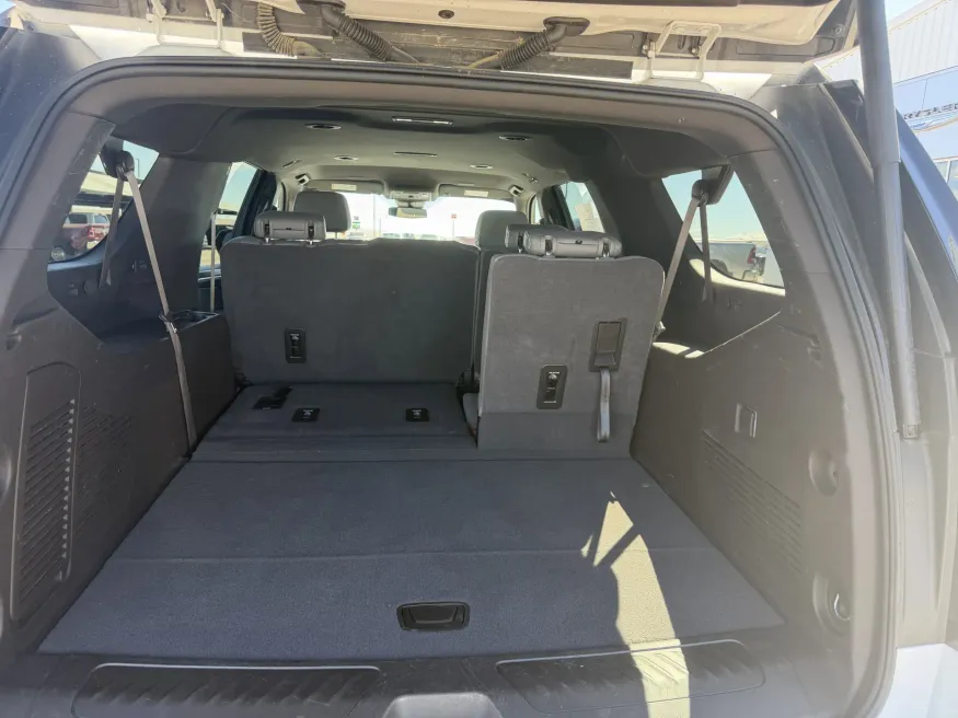 2025 Chevrolet Suburban LT | Photo 8 of 24