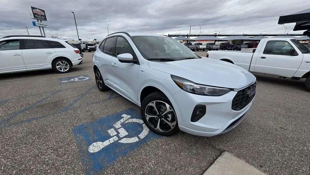 2026 Ford Escape Hybrid | Photo 3 of 32