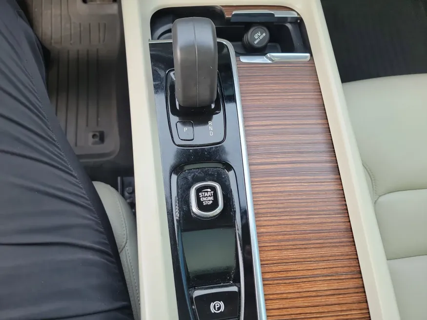 2022 Volvo XC60 Momentum | Photo 16 of 19