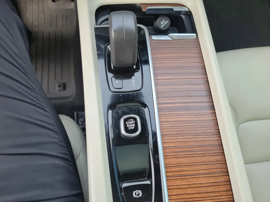 2022 Volvo XC60 Momentum | Photo 16 of 19