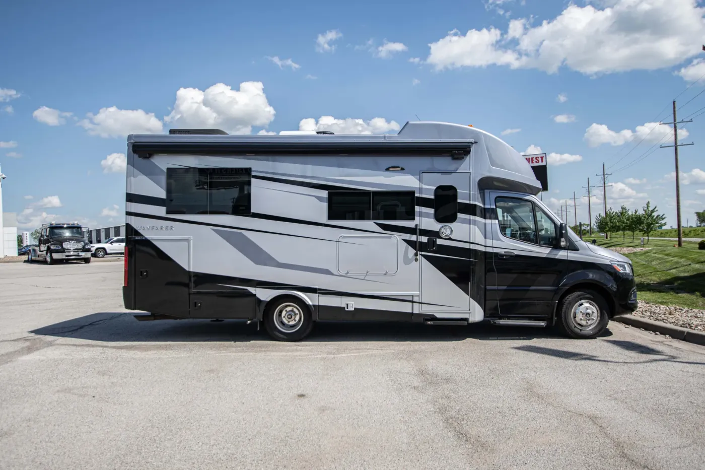 2026 Tiffin Wayfarer 25XLW | Photo 4 of 16