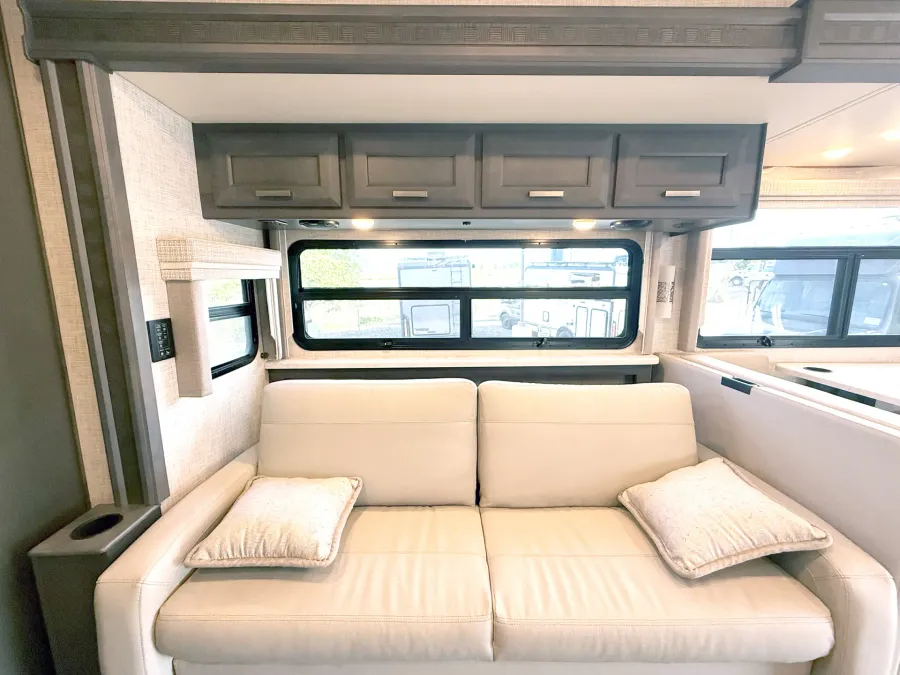 2023 Thor Inception 38MX | Photo 9 of 29