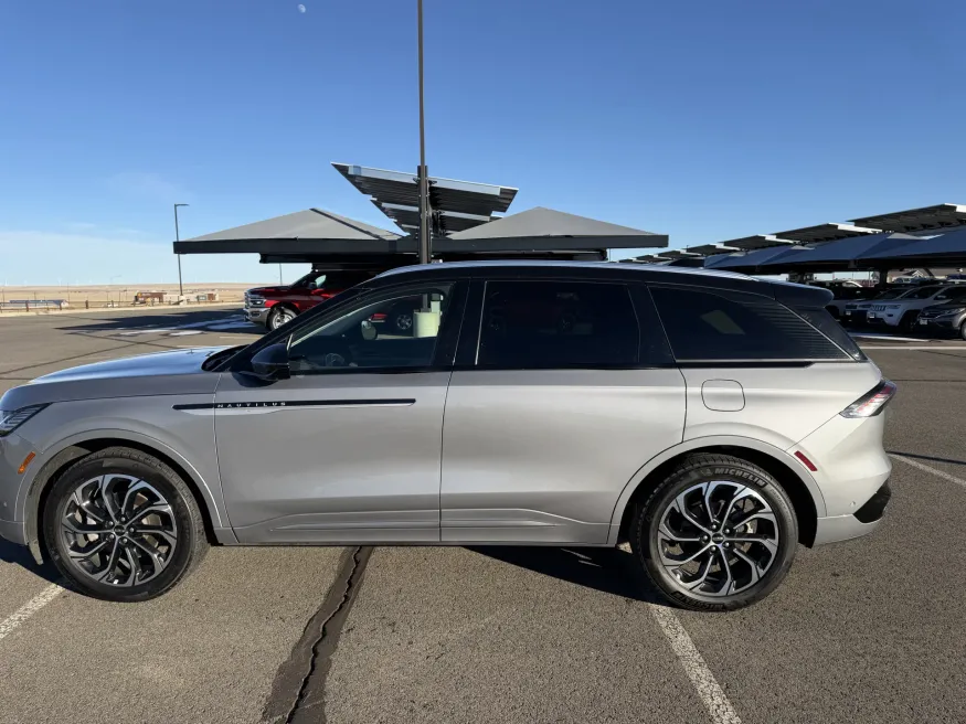 2024 Lincoln Nautilus Reserve | Photo 1 of 22