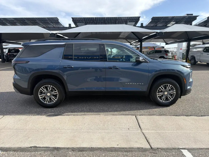 2025 Chevrolet Traverse AWD LT | Photo 5 of 22