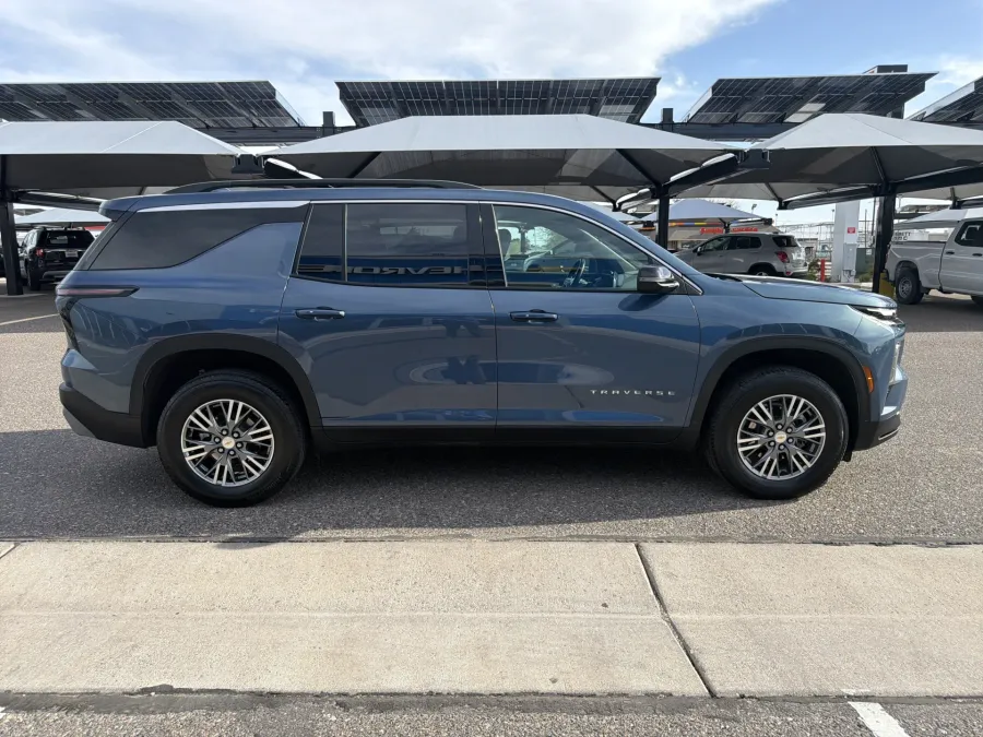 2025 Chevrolet Traverse AWD LT | Photo 5 of 22