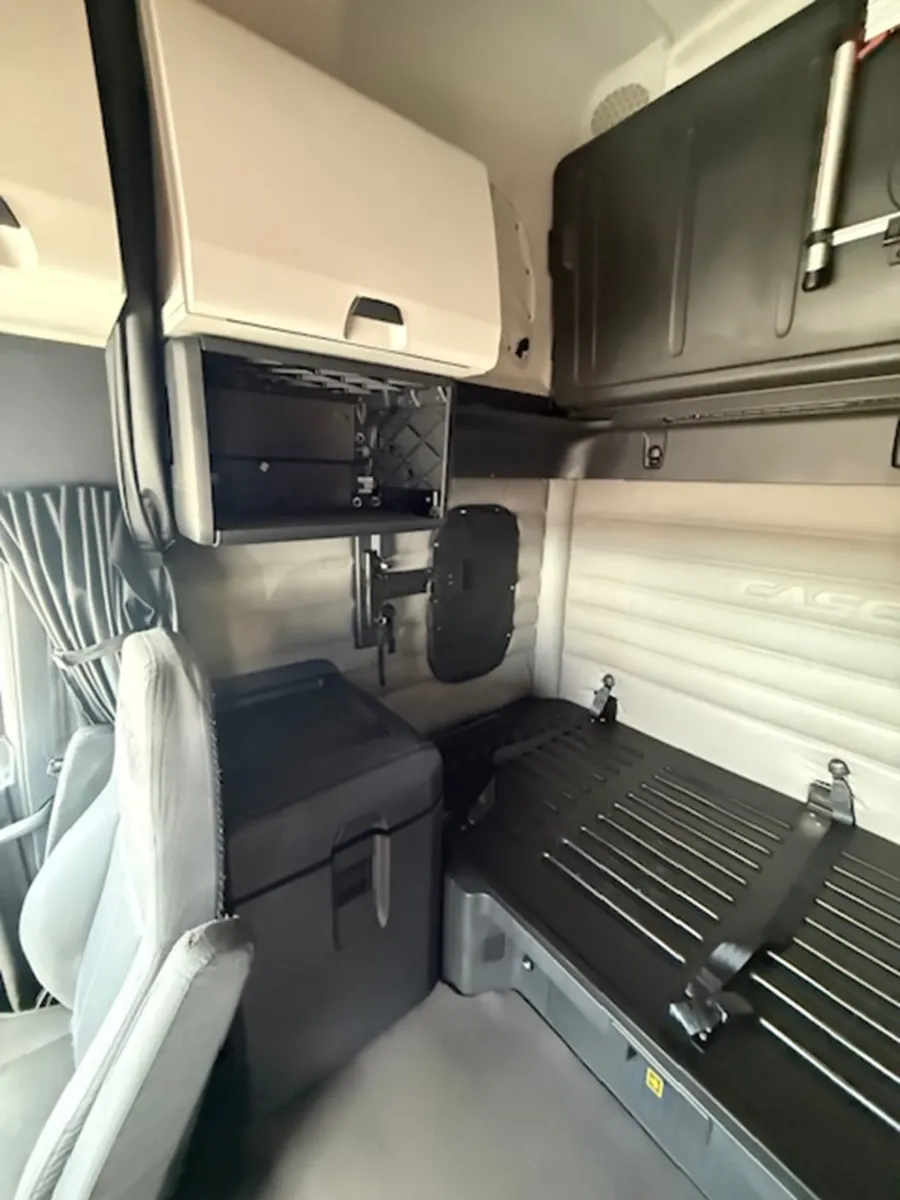 2020 Freightliner Cascadia | Photo 9 of 15