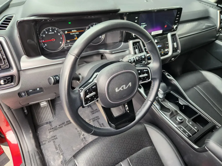 2023 Kia Sorento S | Photo 7 of 28
