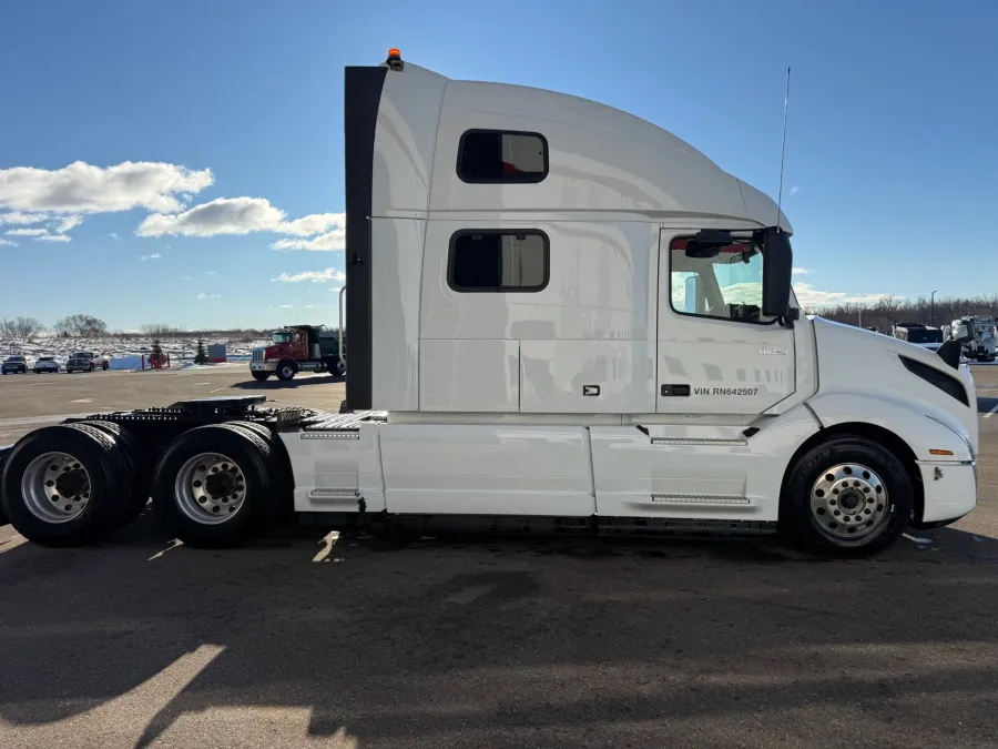 2024 Volvo VNL | Photo 6 of 18