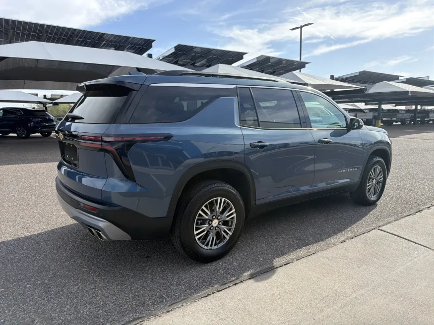 2025 Chevrolet Traverse AWD LT | Photo 4 of 22