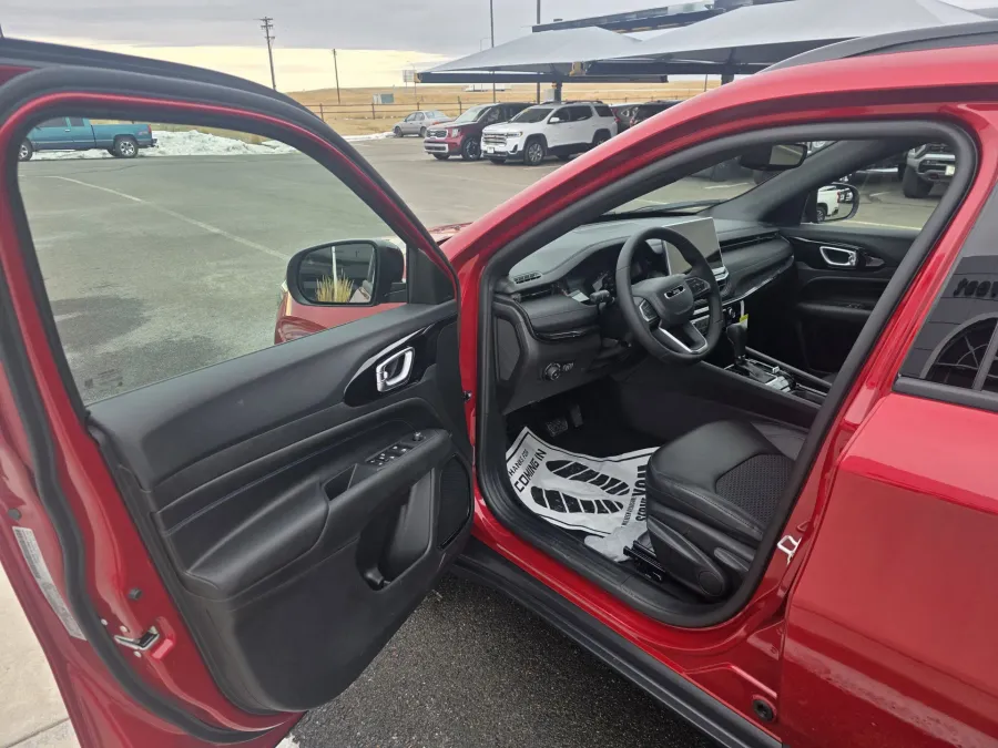 2026 Jeep Compass Latitude Altitude | Photo 8 of 24