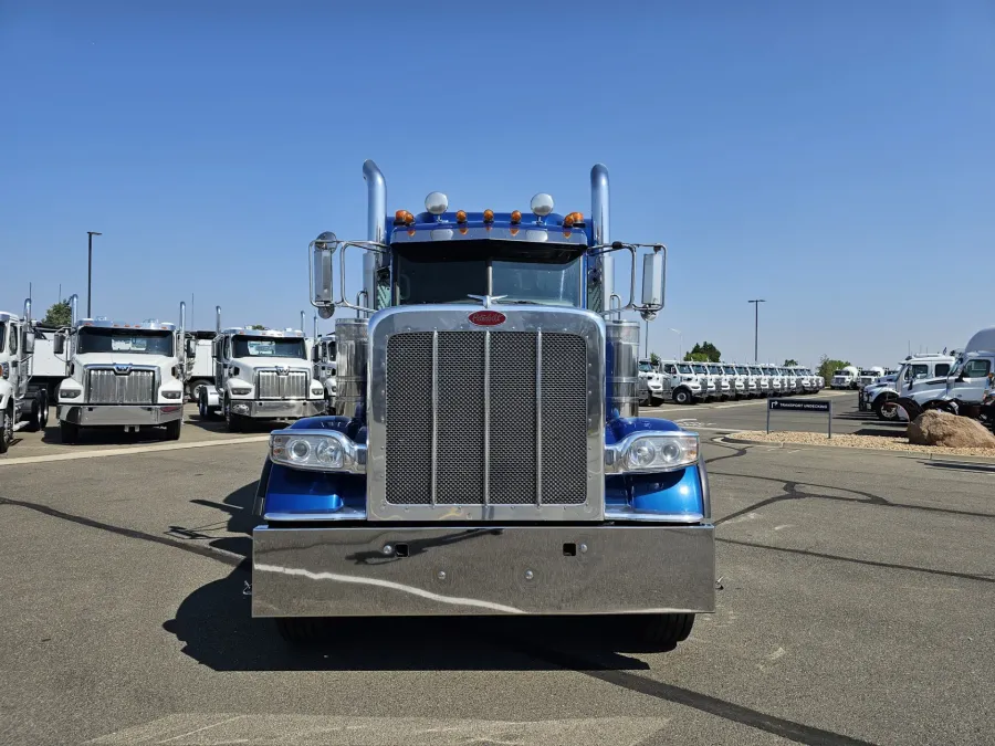 2022 Peterbilt 389 | Photo 2 of 23