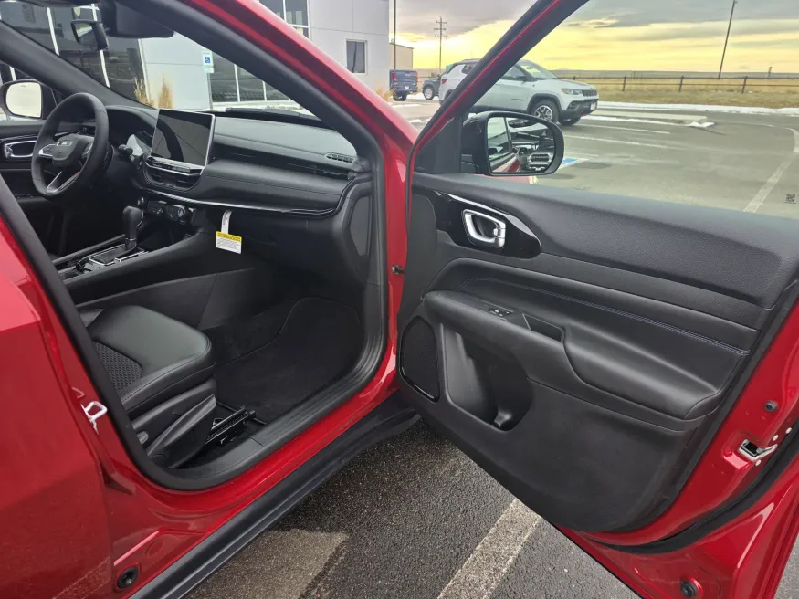 2026 Jeep Compass Latitude Altitude | Photo 15 of 24