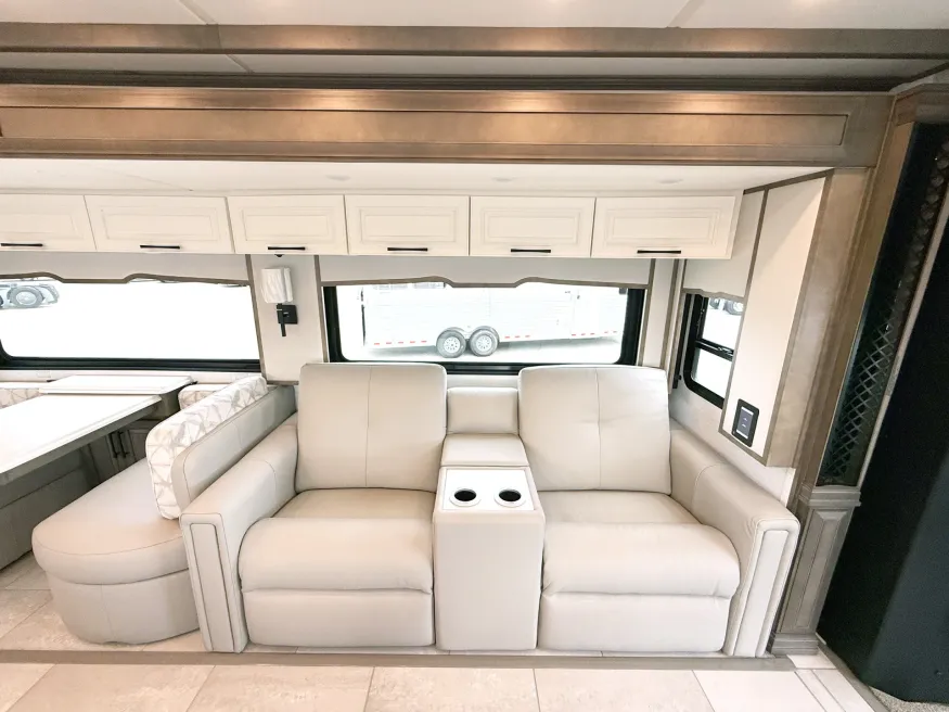 2026 Newmar Summit Aire 4505 | Photo 8 of 32