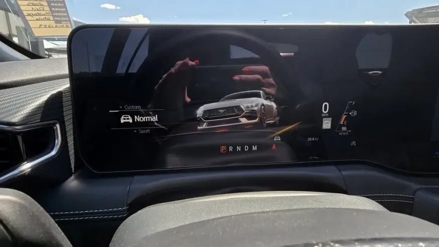 2025 Ford Mustang | Photo 17 of 31