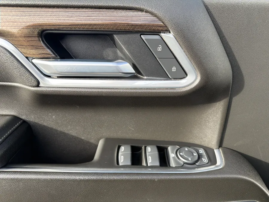 2025 Chevrolet Silverado 1500 LT | Photo 11 of 19