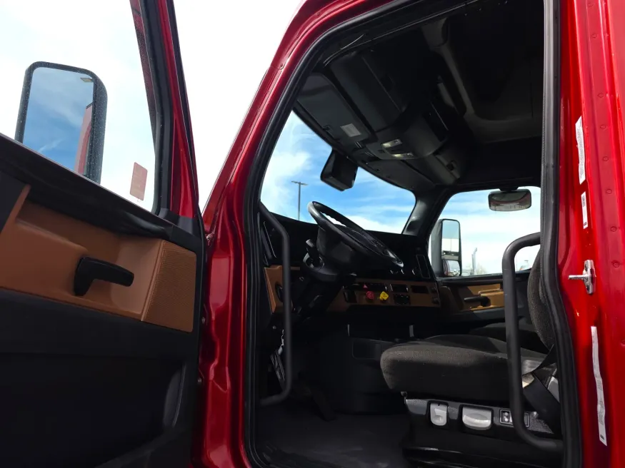 2022 Freightliner Cascadia 126 | Photo 10 of 16