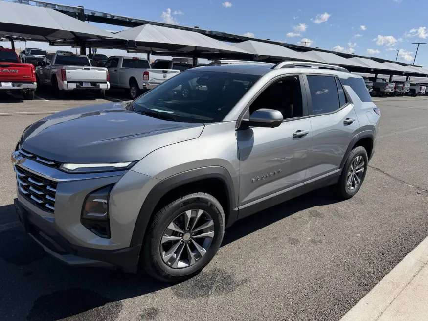 2025 Chevrolet Equinox AWD LT | Photo 2 of 4