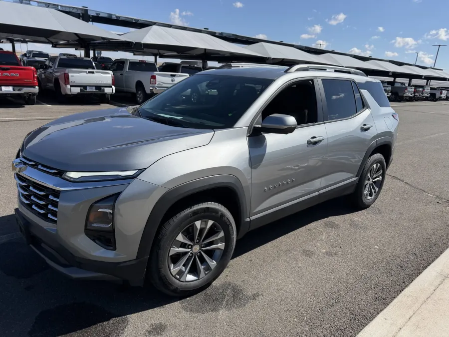 2025 Chevrolet Equinox AWD LT | Photo 2 of 4