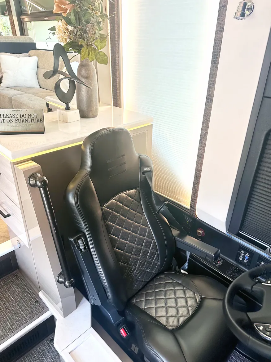 2023 Emerald Luxury Coaches Prevost H3-45 Triple Slide | Photo 30 of 41