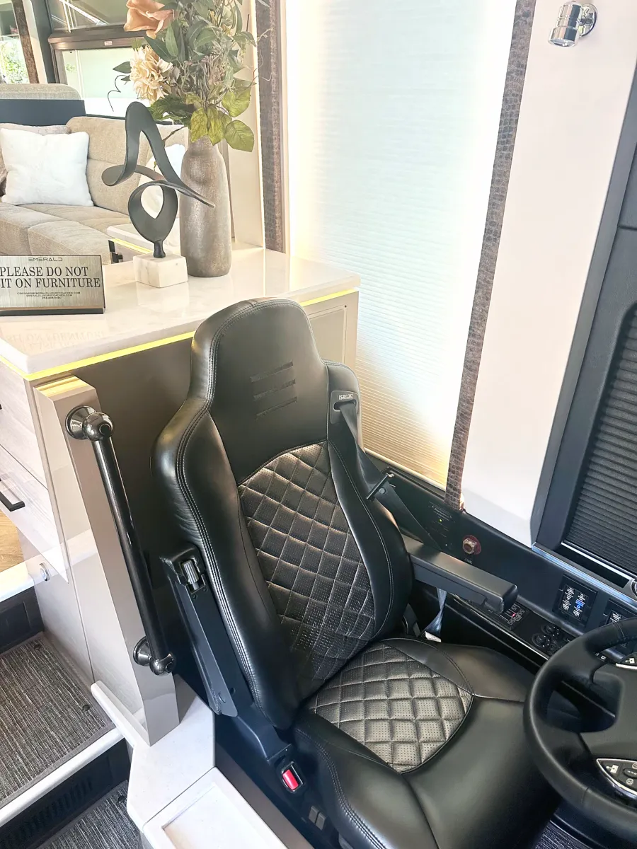 2023 Emerald Luxury Coaches Prevost H3-45 Triple Slide | Photo 30 of 41