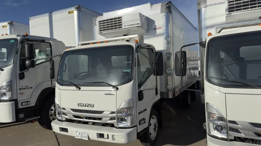 2025 Isuzu NRR GAS | Photo 3 of 10