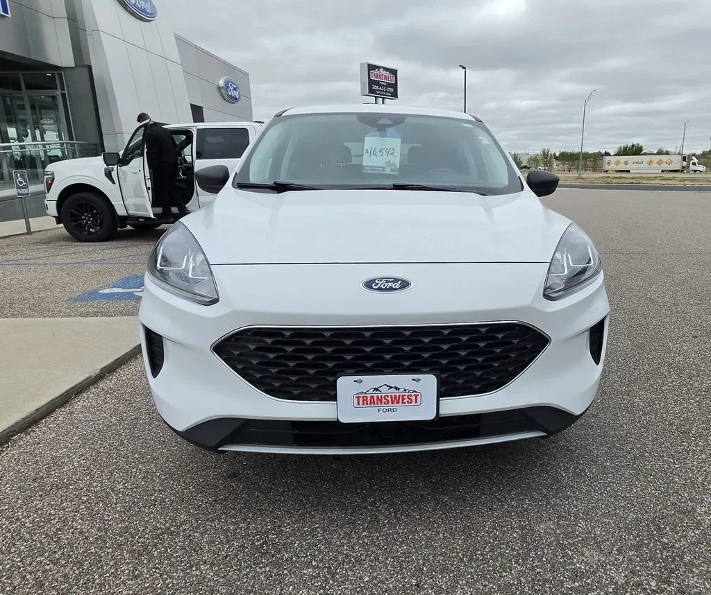 2022 Ford Escape | Photo 2 of 28