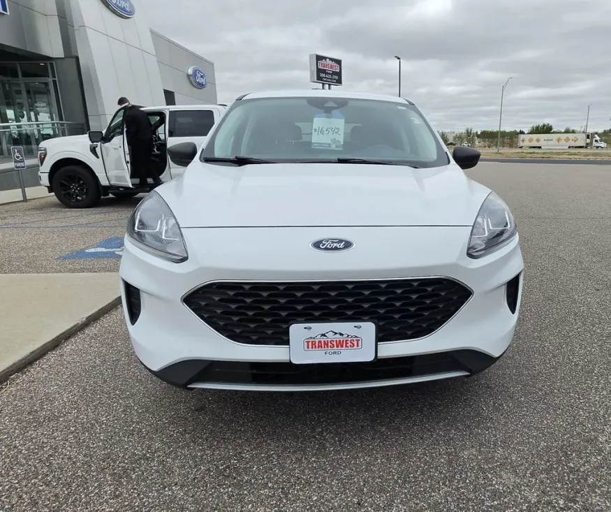 2022 Ford Escape | Photo 2 of 28