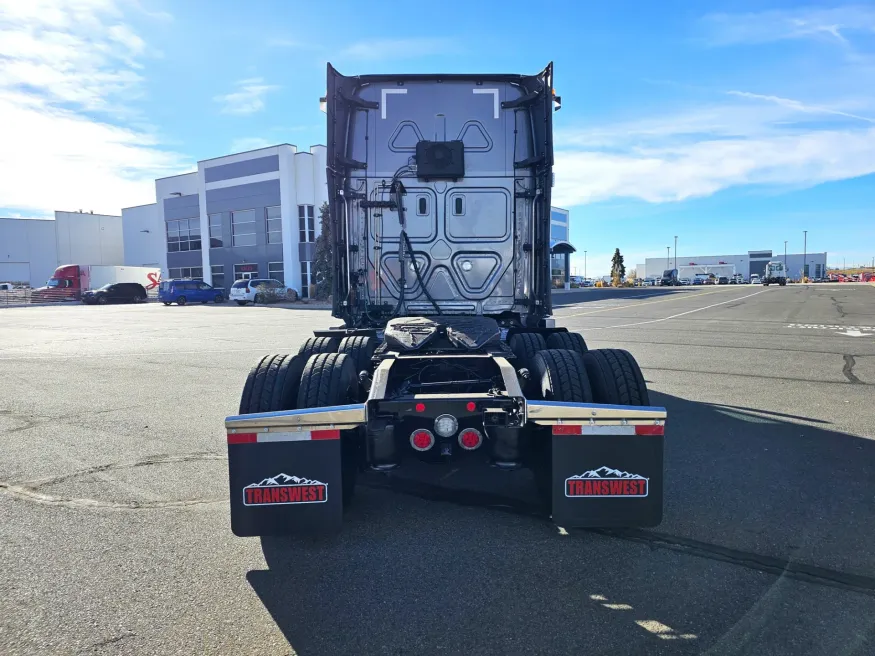 2024 Freightliner Cascadia | Photo 6 of 22