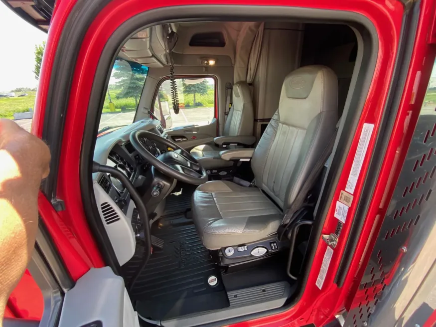 2022 Peterbilt 567 | Photo 9 of 25