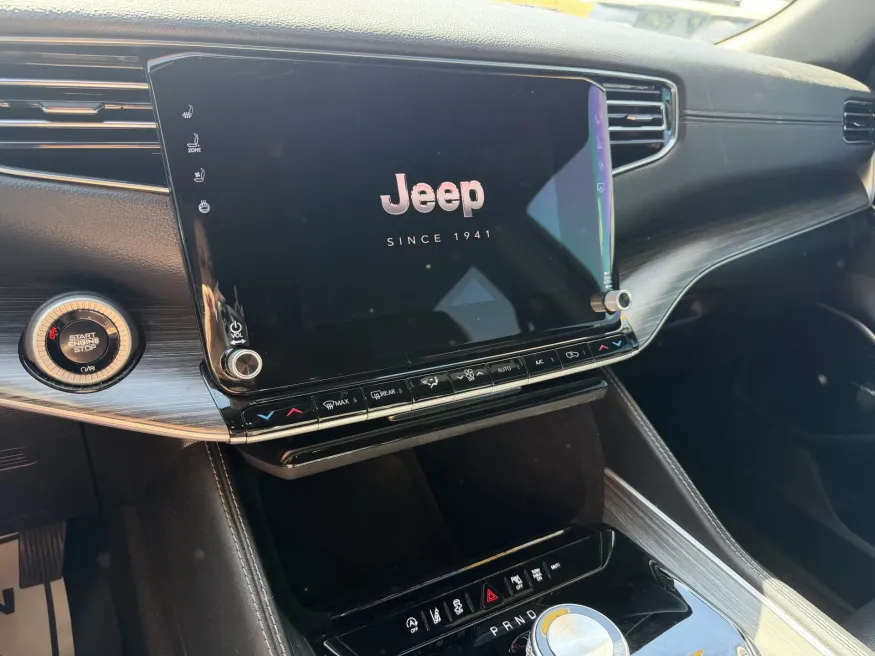2024 Jeep Wagoneer Series II | Photo 16 of 22