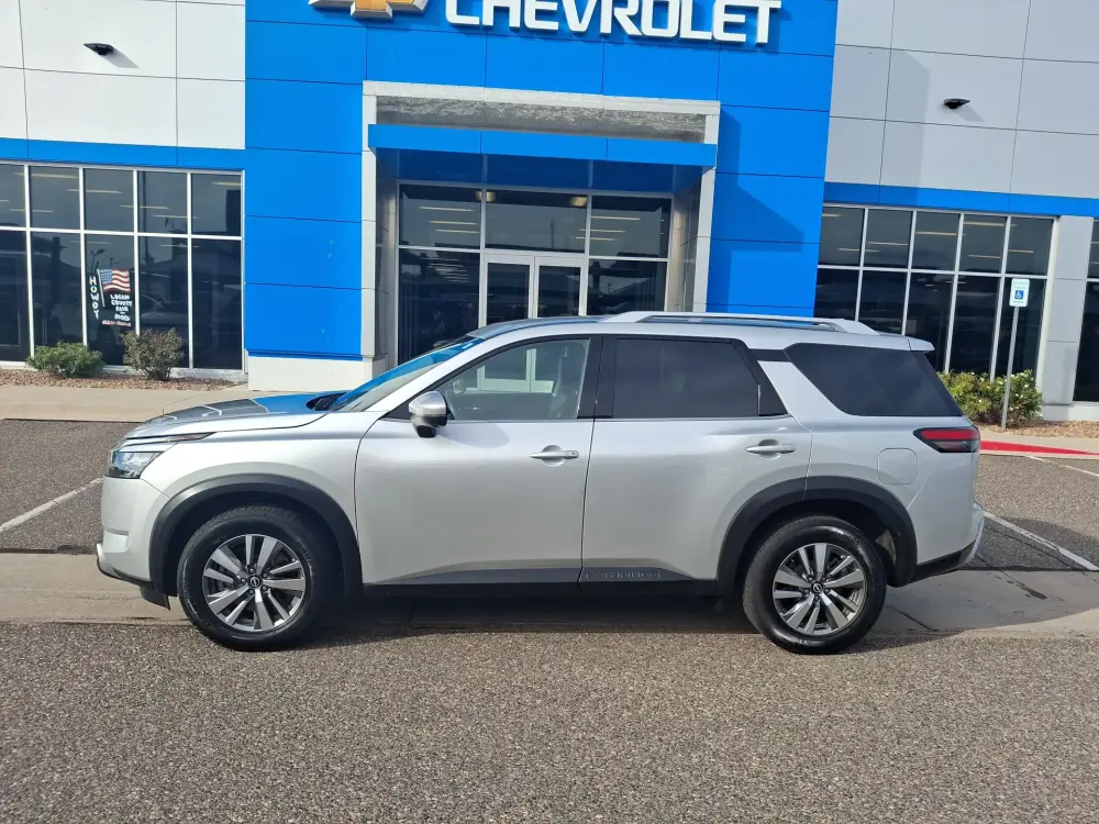 2025 Nissan Pathfinder SL
