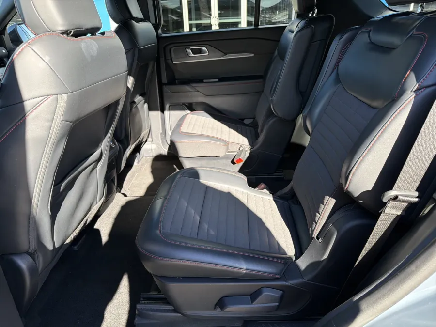 2025 Ford Explorer ST-Line | Photo 11 of 23
