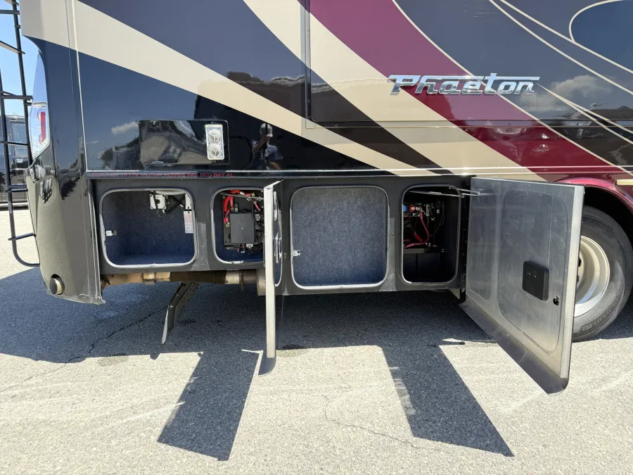 2016 Tiffin Phaeton 40AH | Photo 10 of 14