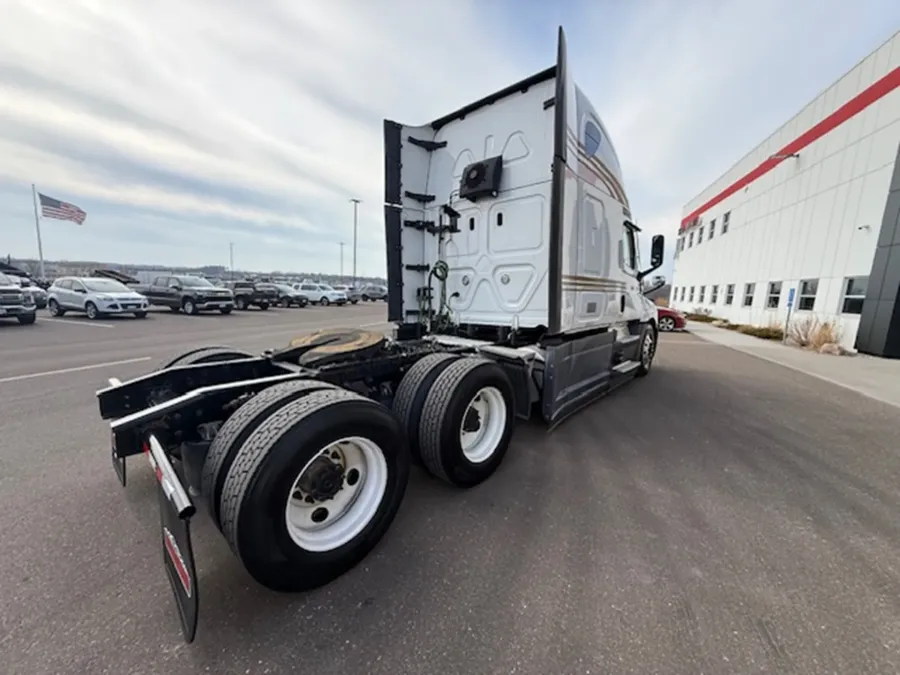 2022 Freightliner Cascadia 126 | Photo 4 of 11