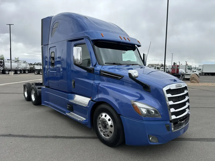 2023 Freightliner Cascadia | Photo 3 of 24