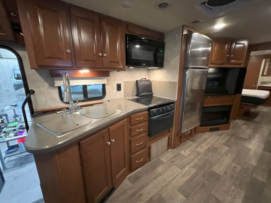 2019 Winnebago Sunstar LX 35F | Photo 13 of 20