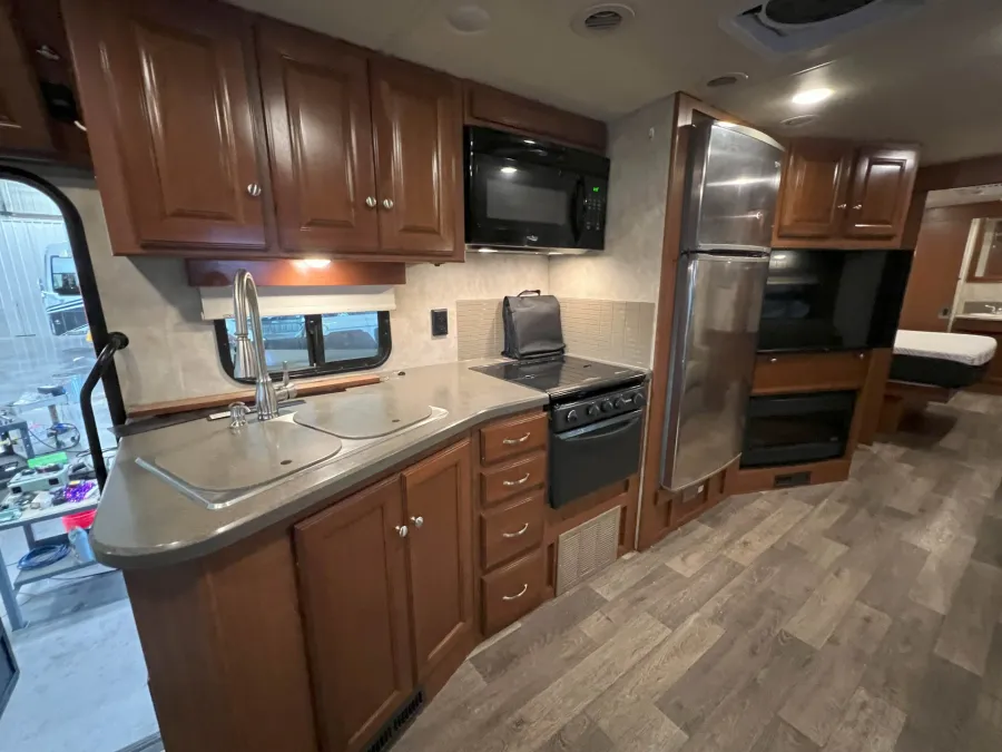 2019 Winnebago Sunstar LX 35F | Photo 13 of 20